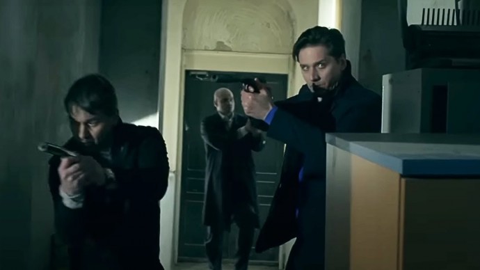 Криминальный боевик на одном дыхании / Бывший наемный убийца кромсает всех на своем пути