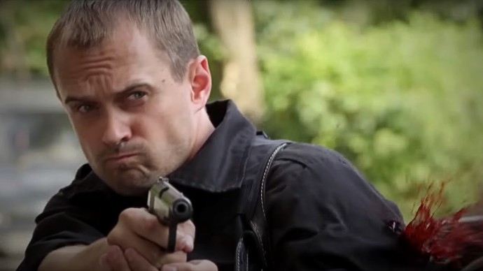 Криминальный боевик / Сбежал из заключения, чтобы доказать свою невиновность