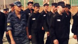 После 20 лет отсидки на волю выходит заматерелый в...